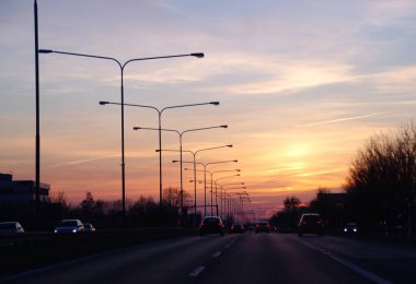 gün batımında otoyol