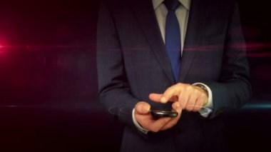 Html5 hologramlı akıllı telefon kullanan iş adamı. Modern ve fütüristik kodlama, yazılım ve programlama kavramı.