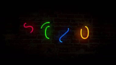 Yıl 2020, tuğla duvar arka planında neon ışığı. Parlayan büyük metin konsepti animasyonu. Retro 1980 biçimi.