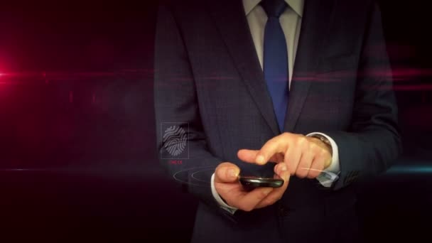 セキュリティアラートホログラムでスマートフォンを使用してスーツを着たビジネスマン サイバー攻撃 コンピュータセキュリティ 警告サイン デジタル保護の近代的で未来的な概念 — ストック動画