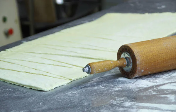 Pastry cutting and preparing — Stock Photo, Image