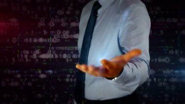 Elinde dinamik siber güvenlik ve asma kilit sembolü hologramı olan bir adam. Işık ve aksaklık etkisi ile dijital koruma, güvenlik duvarı ve bilgisayar güvenliği fütüristik kavramı gösteren işadamı.