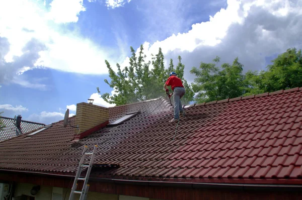 House roof cleaning with pressure tool