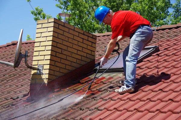 Čištění střechy domu s tlakovým nástrojem — Stock fotografie