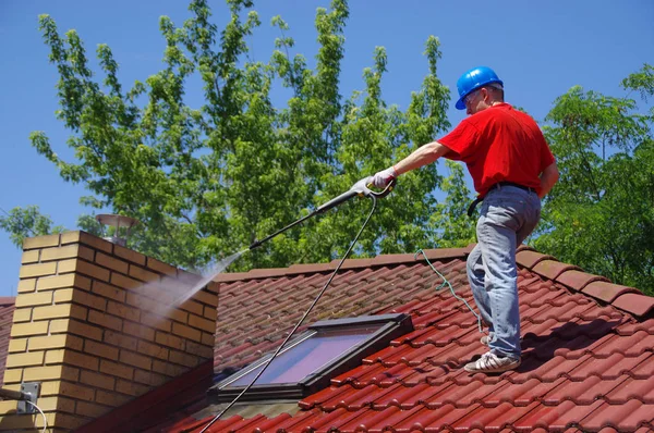 House roof cleaning with pressure tool — Stock Photo, Image