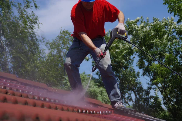 Čištění střechy domu s tlakovým nástrojem — Stock fotografie