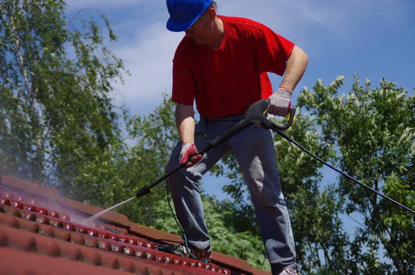 Reinigung des Hausdachs mit Druckwerkzeug — Stockfoto