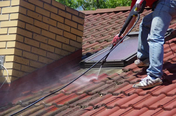 House roof cleaning with pressure tool