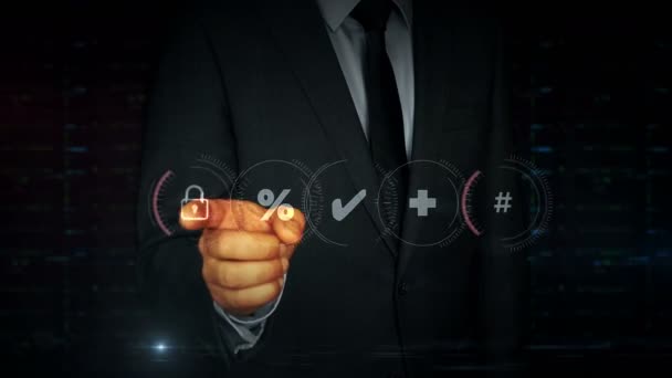 スーツを着たビジネスマンが サイバーセキュリティの南京錠ホログラムで画面に触れる 仮想ディスプレイインターフェイス上の手を使用している男 デジタル保護とコンピュータの安全性未来的な概念 — ストック動画