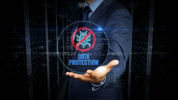 Pantalla táctil de hombre de negocios con holograma antivirus — Foto de Stock