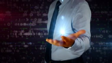 Elinde kalkan sembolü hologramı olan dinamik siber güvenliğe sahip bir adam. Işık ve aksaklık etkisi ile dijital koruma, güvenlik duvarı ve bilgisayar güvenliği fütüristik kavramı gösteren işadamı.