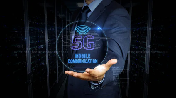 Pantalla táctil de hombre de negocios con holograma de símbolo 5G —  Fotos de Stock