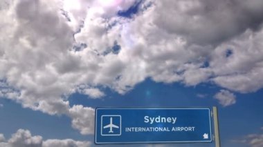 Sidney, Avustralya 'da jet uçağı iniş. Havaalanı yön işareti ile şehir varış. Seyahat, iş, turizm ve ulaşım konsepti.