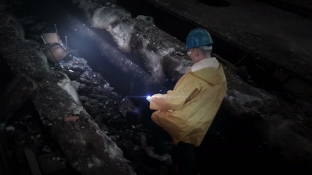 Bir Feneri Ile Tehlikeli Sanayi Harabeleri Keşif Koruyucu Giyim Kask — Stok video