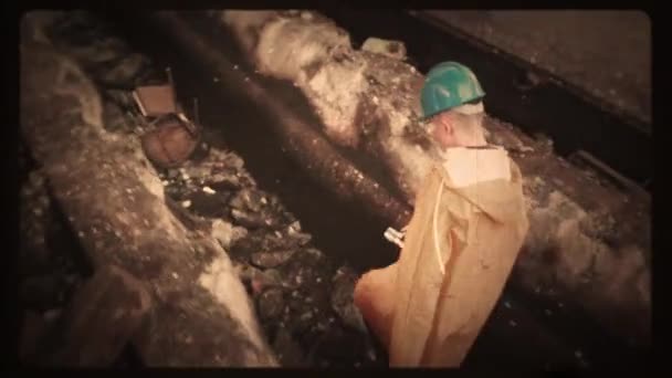 灾难过后的危险工业废墟 穿着防护服和头盔的人走过旧受损的工厂或核电站的瓦砾 复古电影风格化文献中的城市探索 — 图库视频影像