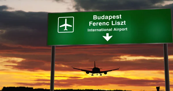 飞机在布达佩斯费伦茨利斯特降落,带有招牌 — 图库照片