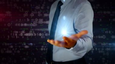 Elinde dinamik kapanış asma kilit sembolü hologramı olan adam. İşadamı ve fütüristik siber güvenlik kavramı, ışık ve aksaklık etkisi ile güvenli bağlantı ve internet güvenliği.