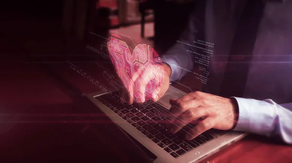 Homem digitando no teclado com o holograma do símbolo do coração — Fotografia de Stock