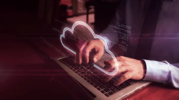Homem digitando no teclado com holograma de nuvem de dados — Fotografia de Stock