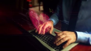 Klavye üzerinde sibernetik kalp hologram ekranı ile dizüstü bilgisayarda yazma adam. Aşk, siber tanışma, romantik, sağlık ve kardiyoloji fütüristik kavram. Doğal el kamera sallamak.