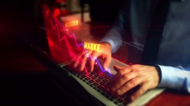 Kriz grafikli hologram ekranlı dizüstü bilgisayarda yazan adam. Ekonomik durgunluk, iş kazası, piyasa düşüşü, ekonomik çöküş ve hisse senedi krizi kavramı. Doğal el kamerası sallaması..
