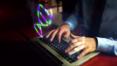 Klavyenin üzerinde DNA sarmalı hologram ekranı olan bir adam dizüstü bilgisayarda yazıyor. Genetik, biyoloji, bilim ve moleküler teknoloji kavramı. El kamerasıyla salla.