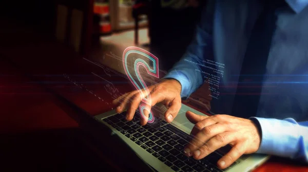 Homem digitando no teclado com o holograma do símbolo do ponto de interrogação — Fotografia de Stock