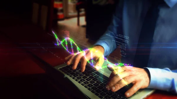 Чоловік, що друкує на клавіатурі з біотехнологією та голограмою спіралі ДНК — стокове фото