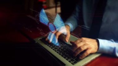 Klavye üzerinde nükleer enerji sembolü hologram ekran ile dizüstü bilgisayarda yazma Adam. Bilim, tehlike simgesi, siber savaş ve ışık ve aksaklık etkisi ile uyarı. El kamera sallamak.