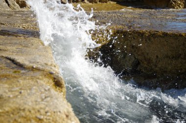 Taş üzerinde deniz dalgaları