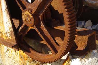 Paslı bir tekne vinç