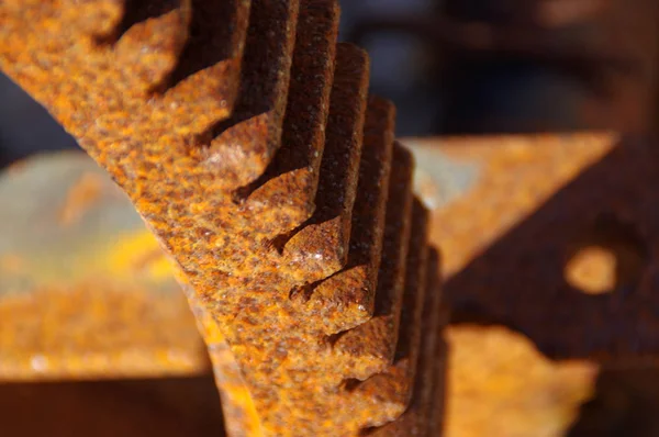 Una rueda de engranaje oxidada —  Fotos de Stock