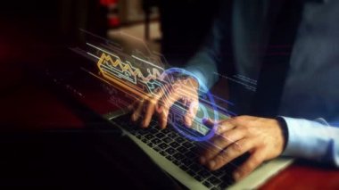 Adam klavye üzerinde anahtar sembolü hologram ekran ile siber güvenlik ile dizüstü bilgisayarda yazma. Işık ve aksaklık etkisi ile bilgisayar güvenliği, şifreleme ve şifre koruması kavramı.