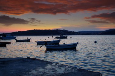Gün batımından sonra deniz limanı