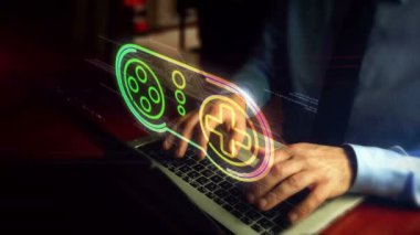 Klavye üzerinde anahtar sembolü hologram ekran ile oyun pedi ile dizüstü bilgisayarda yazma Adam. Oyun, 5g, oyun ve online oyun konsepti. El kamera sallamak.
