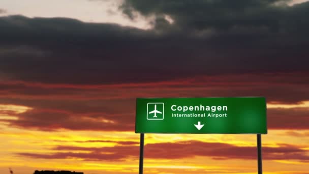Silueta Avión Aterrizando Copenhague Dinamarca Europa Llegada Ciudad Con Letrero — Vídeo de stock