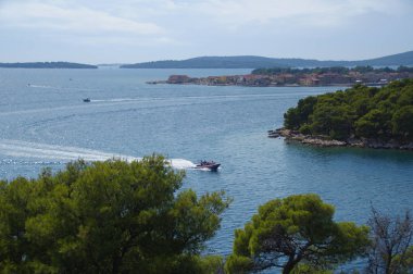 Deniz suyunda motorlu tekne sürüşü