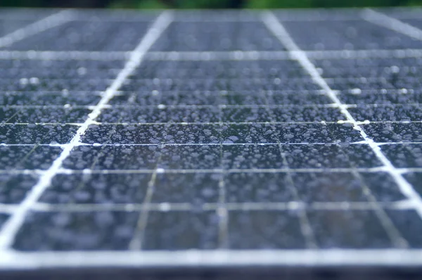 Paneles solares bajo la lluvia — Foto de Stock