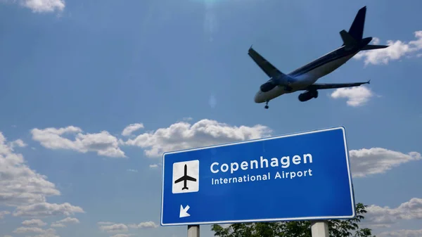 Avión aterrizando en Copenhague con letrero —  Fotos de Stock