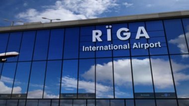 Riga, Letonya 3d render animasyon jet uçağı iniş. Cam havaalanı terminali ve uçağın yansıması ile şehre varış. Seyahat, iş, turizm ve ulaşım konsepti.