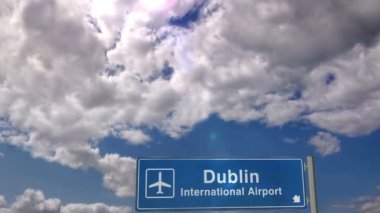 Dublin, İrlanda'ya iniş jet uçağı. Havaalanı yön işareti ile şehir varış. Seyahat, iş, turizm ve ulaşım konsepti. 3d render animasyonu.