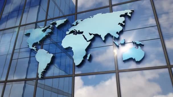 Världskartan Skyltar Glasbyggnad Speglad Himmel Och Stad Modern Fasad Globalisering — Stockvideo