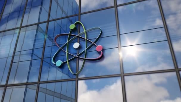 Atom Enerji Sembolü Cam Bina Üzerinde Modern Cephede Aynalı Gökyüzü — Stok video