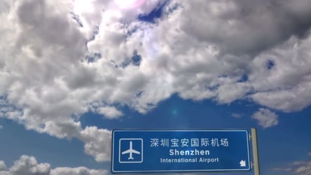 Літак Jet Приземлився Шеньчжені Китай Прибуття Міста Знаком Напрямку Аеропорту — стокове відео
