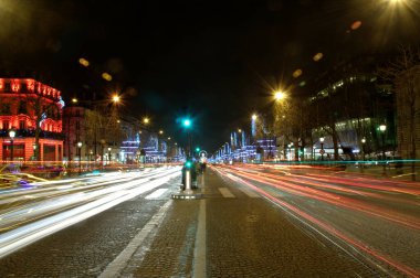 Geceleyin Champs Elysees. Paris France Bulvarı aydınlık. Turizm merkezi.