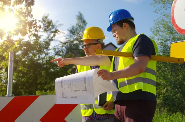 Ingénieur Travailleur Dans Les Casques Sur Chantier Une Métaphore Entreprise — Photo