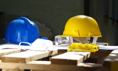 Sarı ve mavi koruyucu kask. Kişisel koruyucu ekipman. İnşaat alanında güvenlik..