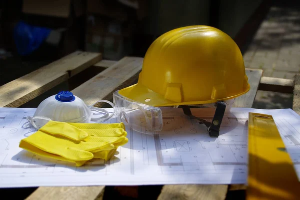 Helm Schutzbrille Maske Und Handschuhe Persönliche Schutzausrüstung Auf Der Baustelle — Stockfoto