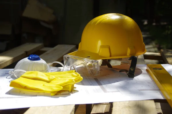 Helm Schutzbrille Maske Und Handschuhe Persönliche Schutzausrüstung Auf Der Baustelle — Stockfoto