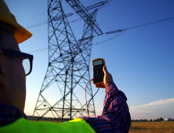 Ingeniero Con Medidor Durante Inspección Infraestructura Línea Eléctrica Electricista Encuesta —  Fotos de Stock